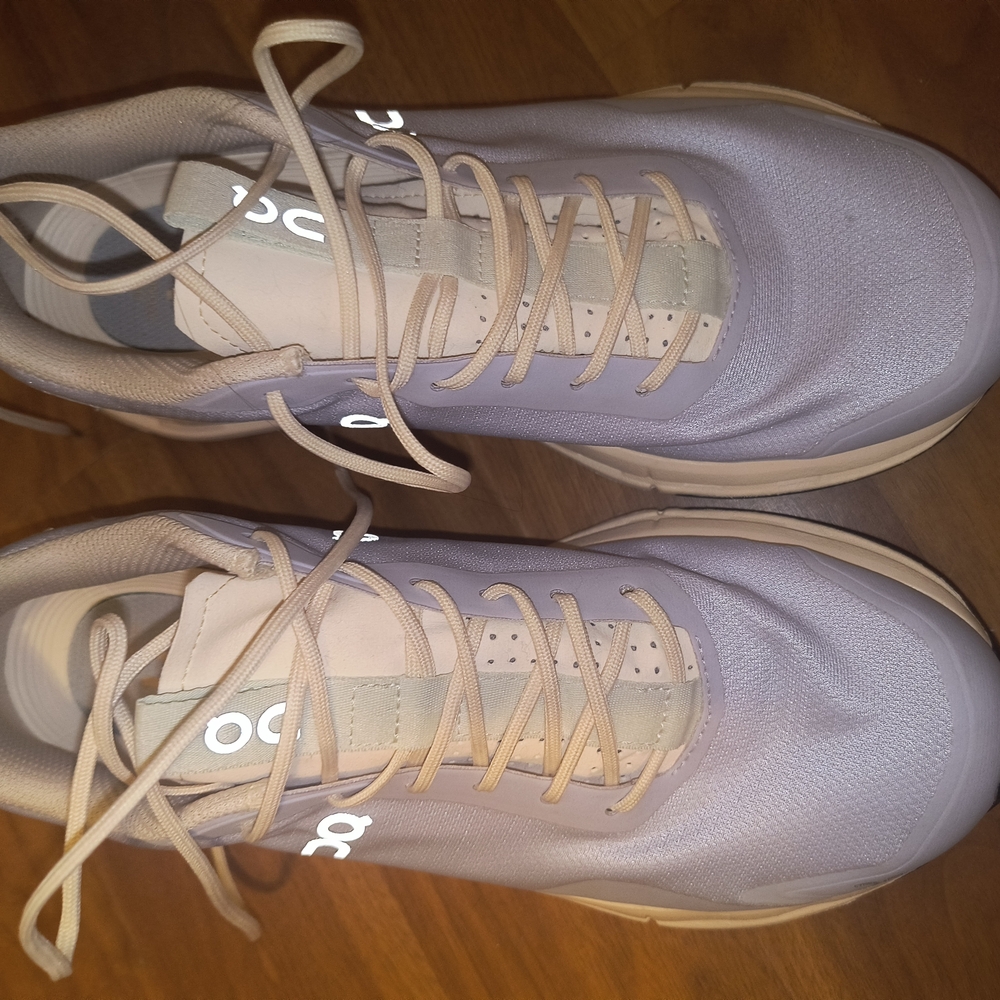 On Cloud Nova Women's Size 10